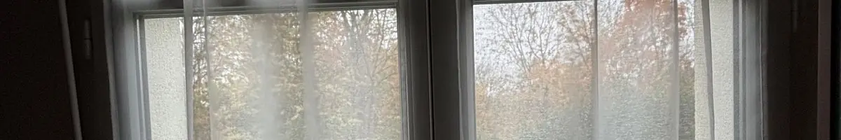 Fenêtre avec voilage, lumière douce