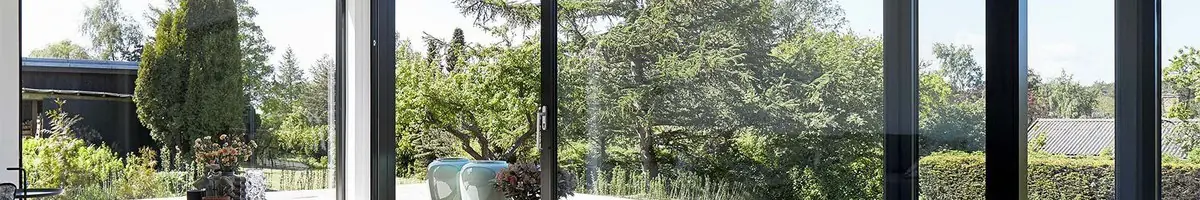 Séjour largement vitré ouvert sur le jardin