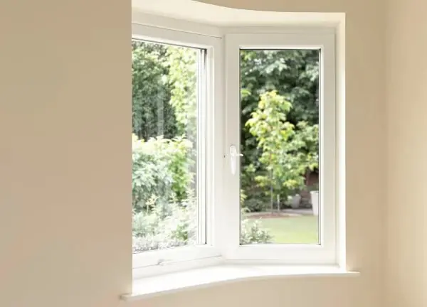 Fenêtre PVC oscillo-battante dans une chambre lumineuse