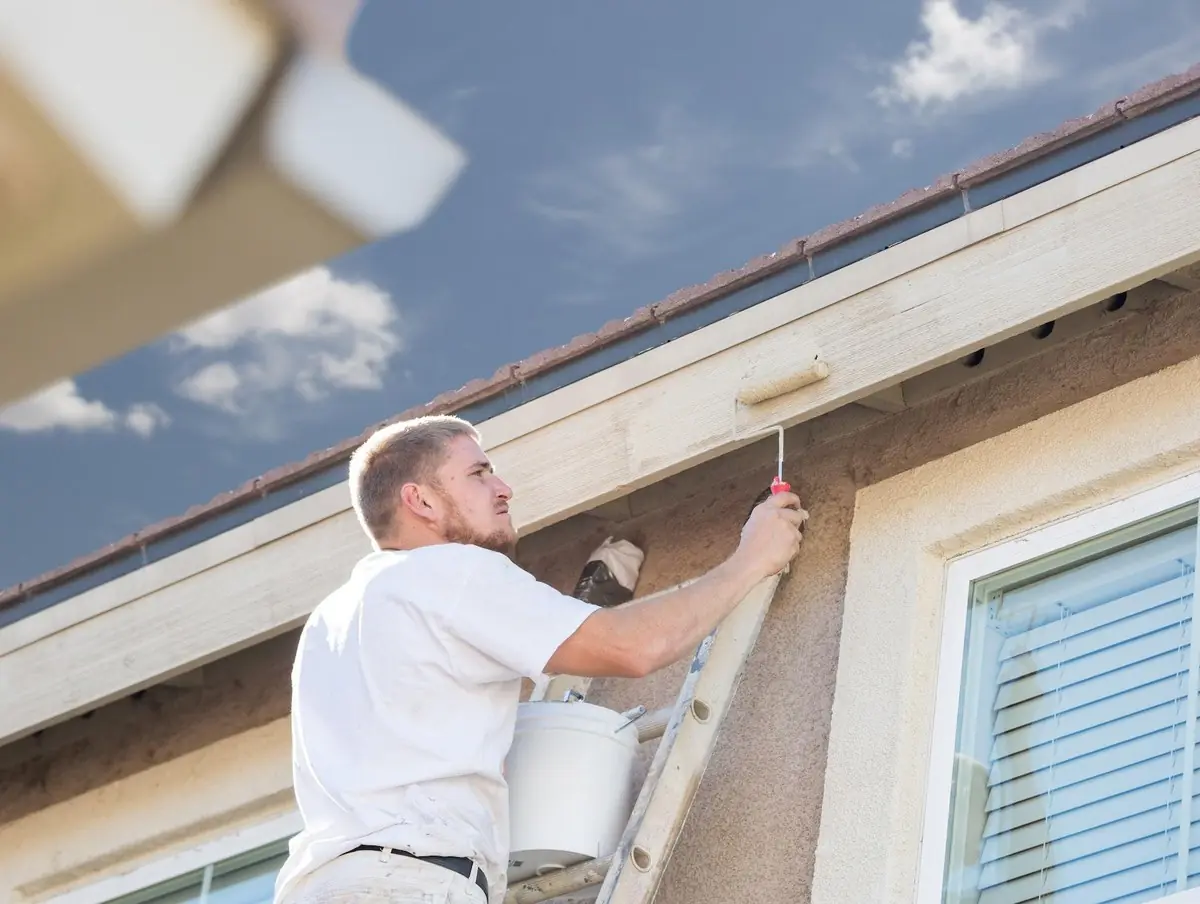 Technicien travaillant autour d'un châssis en façade