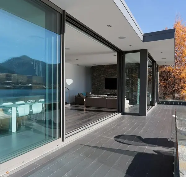 Grandes baies en aluminium d'une maison contemporaine